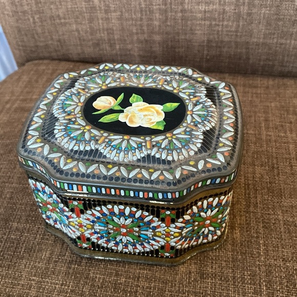 Vintage Tin HORPER'S TOFFEE
CANDY MADE IN ENGLAND  4 3/4" X 2 7/8”X 4 1/4” - Picture 3 of 16